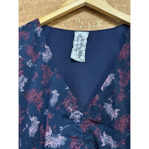 Sadie & Sage Women's Navy Floral Print Blouse Medium - Picture 3 of 6